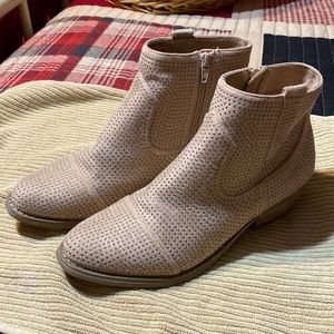 Report pink ankle boots tried on and worn around the house. 9.5